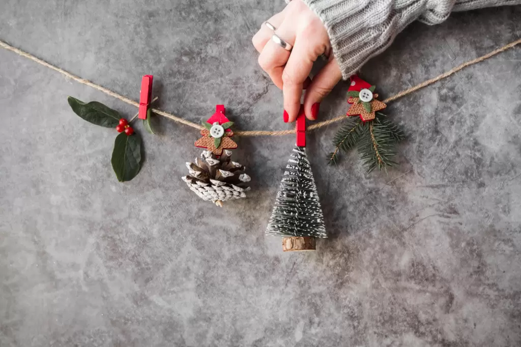 Dekoracje i świąteczny klimat &ndash; jak stworzyć magiczną atmosferę na wigilii firmowej?&nbsp;