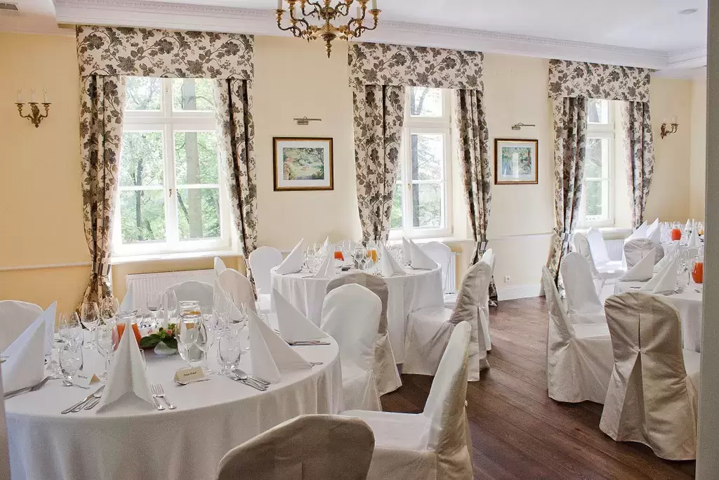 Bankiety firmowe organizowane w Dworze Sierak&oacute;w