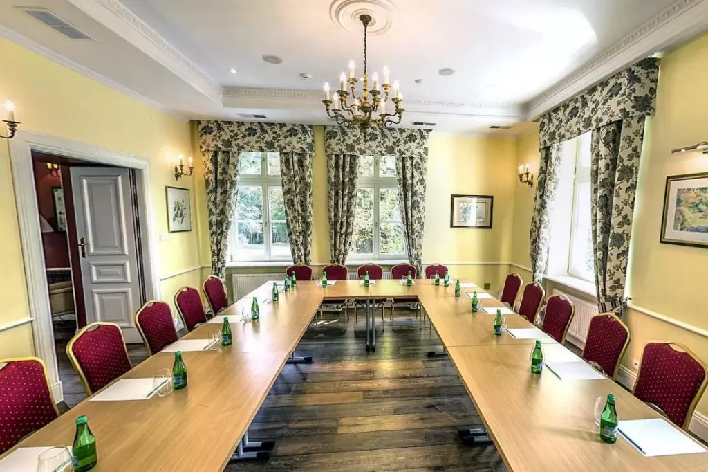 Dwór Sieraków pod Krakowem to meeting biznesowy w zabytkowych salach konferencyjnych