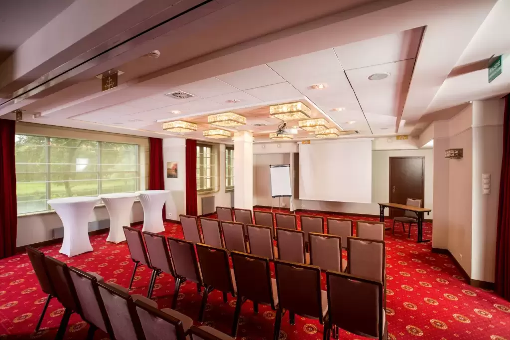 Które sale w województwie kujawsko-pomorskim mieszczą około 100 uczestników?