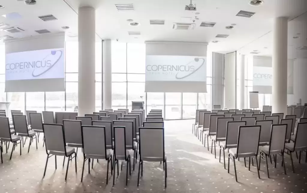 Jakie obiekty w północno-centralnej Polsce posiadają przestrzenie konferencyjne dla 300 gości?