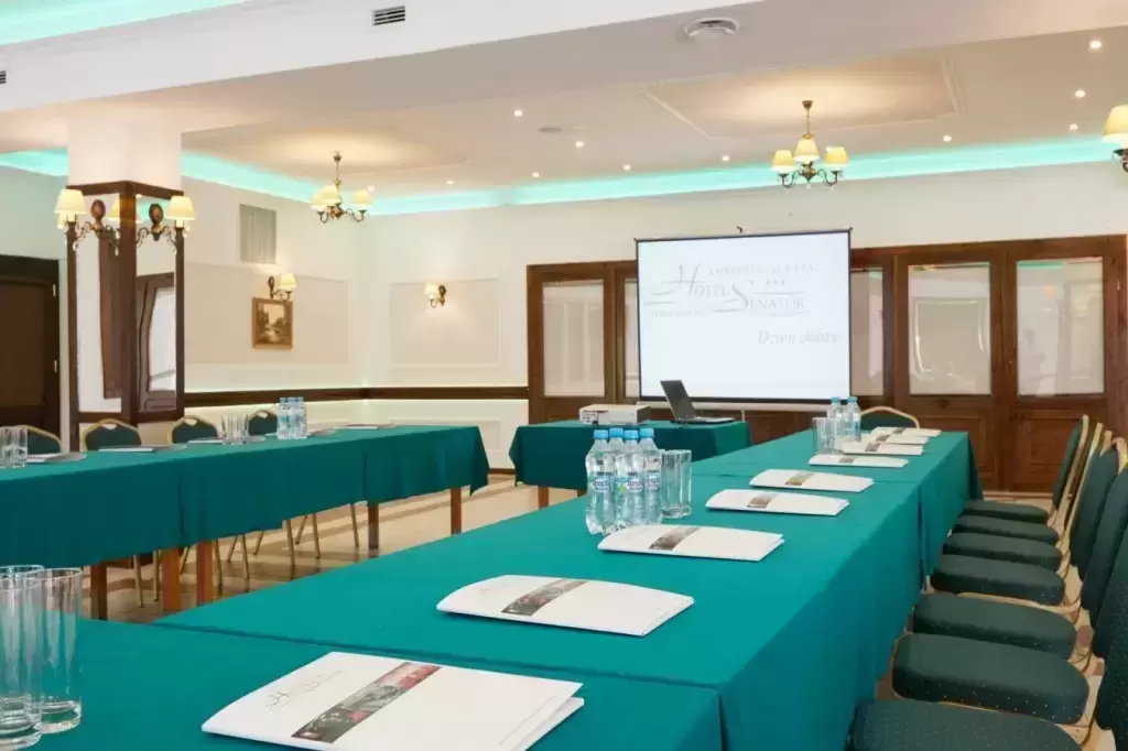 Kt&oacute;re hotele konferencyjne w tym wojew&oacute;dztwie posiadają sale konferencyjne na 100 os&oacute;b?