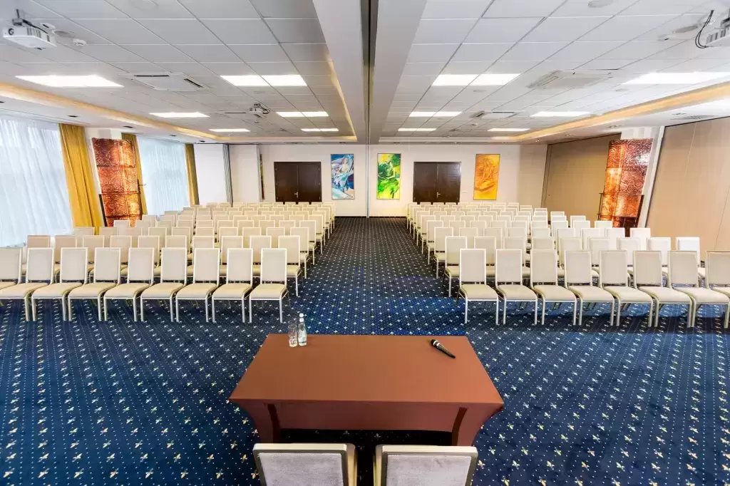 Kt&oacute;re hotele konferencyjne w rejonie G&oacute;r Świętokrzyskich posiadają sale konferencyjne na 300 os&oacute;b?