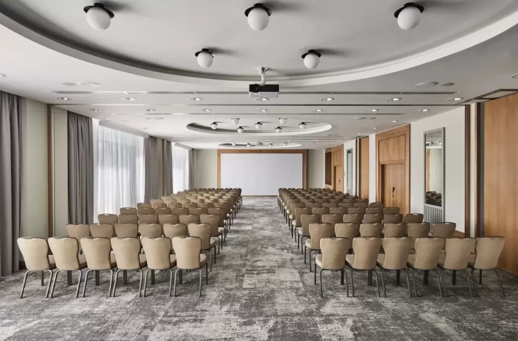 Kt&oacute;re hotele konferencyjne w wojew&oacute;dztwie wielkopolskim posiadają sale konferencyjne na 200 os&oacute;b?