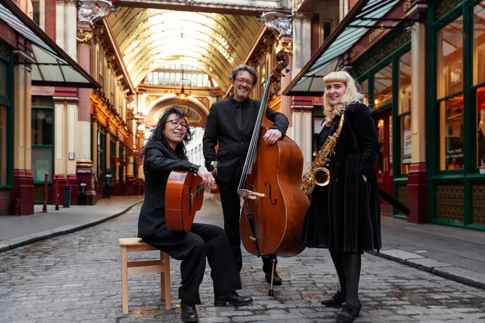 Wrocławskie zespoły, kt&oacute;re będą śpiewać kolędy na żywo podczas świątecznej kolacji pracowniczej