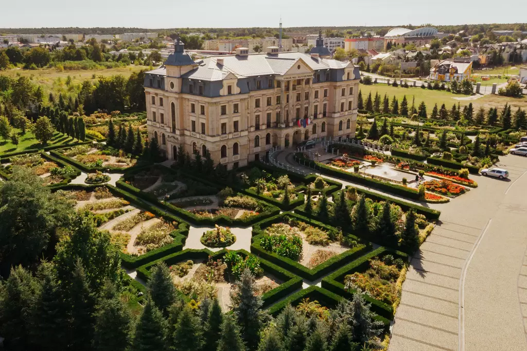 Pałac Bursztynowy***