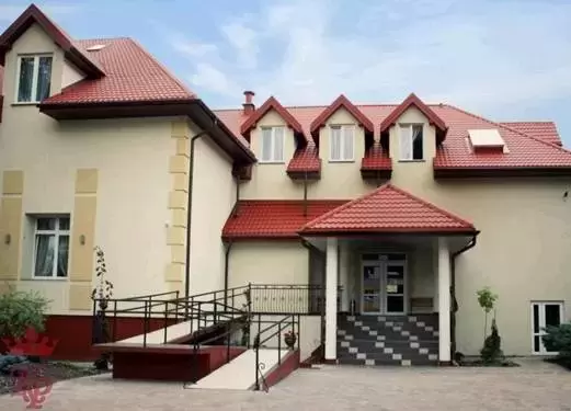 Korona Palace***